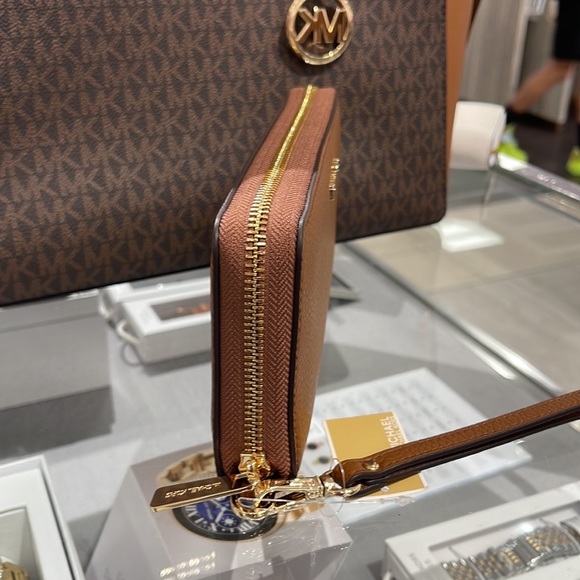 MICHAEL KORS LARGE TRAVEL CONTINENTAL WRISTLET WALLET PHONEHOLDER LUGGAGE - Picture 15 of 16